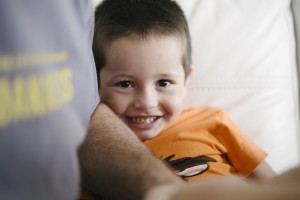 niño sonriendo en un book de fotos Madrid