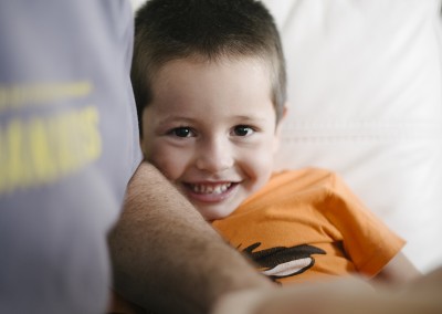 niño sonriendo en un book de fotos Madrid