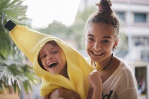 niña disfrazada de banana y niña sonriendo en un book de fotos Madrid
