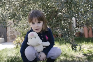 niña rubia en un olivo con su peluche en un book de fotos Madrid