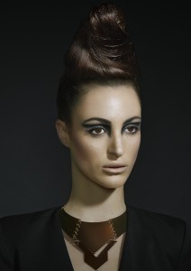 foto estilo arquitectonico con maquillaje para modelos y peinado de pasarela