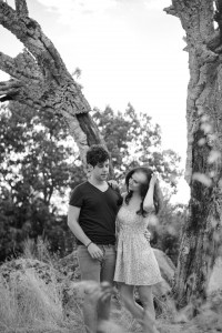 sesión de fotos en pareja madrid en el campo en blanco y negro