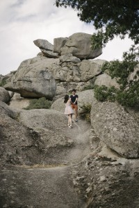 sesión de fotos en pareja madrid subiendo unas rocas