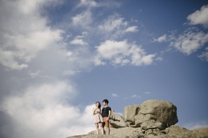 sesión de fotos en pareja madrid encima de unas rocas