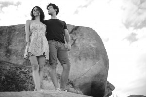 sesión de fotos en pareja madrid en las rocas en blanco y negro