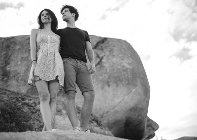 sesión de fotos en pareja madrid en las rocas en blanco y negro