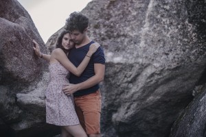 sesión de fotos en pareja madrid abrazados en las rocas