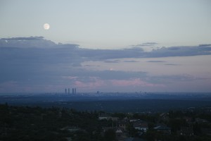 vistas de las cuatro torres y luna llena en una sesión de fotos en pareja madrid