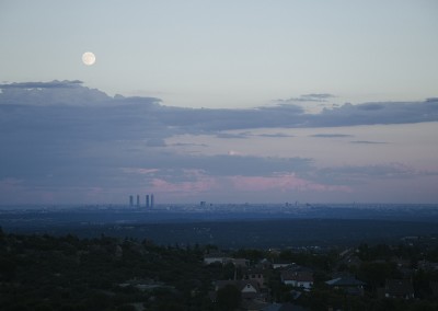 vistas de las cuatro torres y luna llena en una sesión de fotos en pareja madrid
