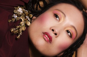 foto destacada para style codigo 84 con maquillaje para modelos de fotografía orientales y peinado de pasarela