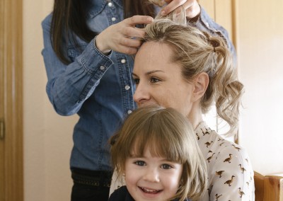 peinando en una sesion de peluquería novias a domicilio con su hija