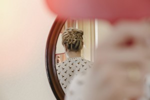 mirando en espejo el recogido para peluquería novias a domicilio