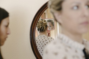 mirando en espejo el recogido para peluquería novias a domicilio-3