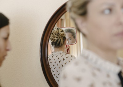 mirando en espejo el recogido para peluquería novias a domicilio-3