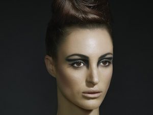 foto estilo arquitectonico con maquillaje para modelos y peinado de pasarela
